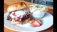Burger from Bee's Knees Pub (Image via www.beeskneespub.com)